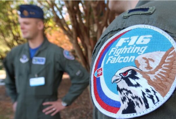 Az első két szlovák vadászpilóta készen áll az F-16 Block-70-es repülésére