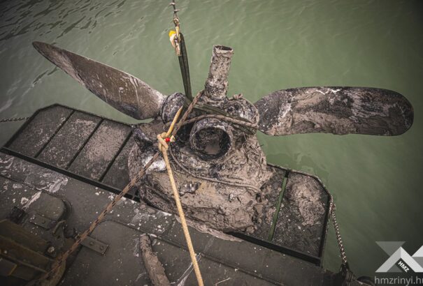 Felszínre hozták a Balatonba zuhant világháborús magyar vadászgép első nagyobb elemét