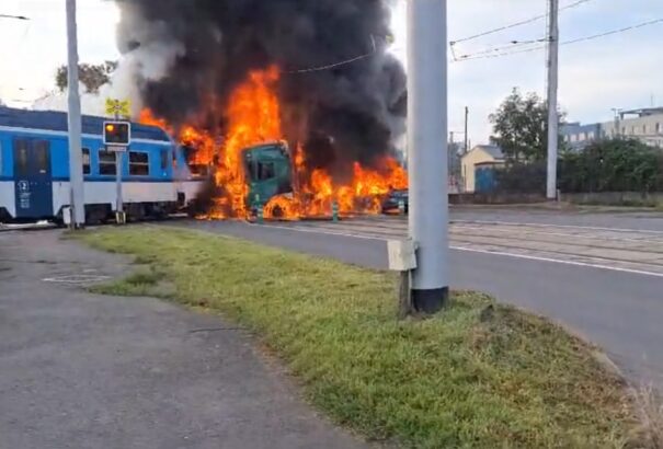 Durva baleset Csehországban – vonatnak ütközött és kigyulladt egy kamion (videó)