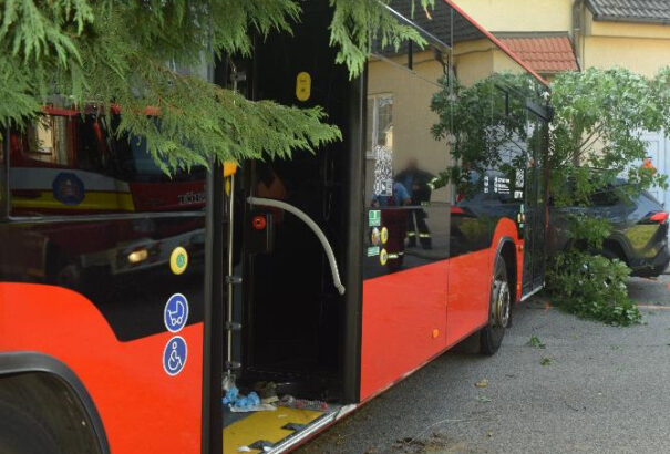 Elszabadult egy busz Pozsonyban – a sofőr puszta kézzel akarta megállítani