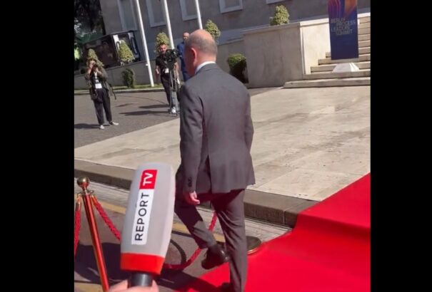 Olaf Scholz eltévedt a vörös szőnyegen (videó)