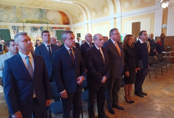 A SZABADSÁG NAPJA címmel ünnepi emlékestet tartott Komáromban a Széchenyi Társulás a magyar forradalom és szabadságharc tiszteletére