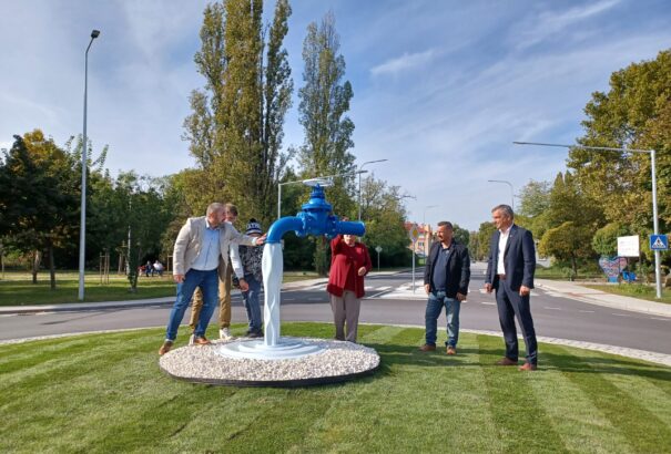 Érdekes műalkotást adtak át Komárom új körforgalmának közepén