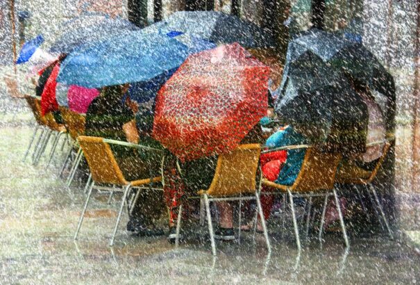 Több hullámban érkezik a csapadék, a déli járásokban zivatarok várhatók