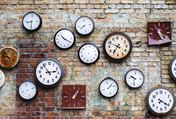 Figyelem! Hétvégén jön az óraátállítás – egy órával többet alhatunk