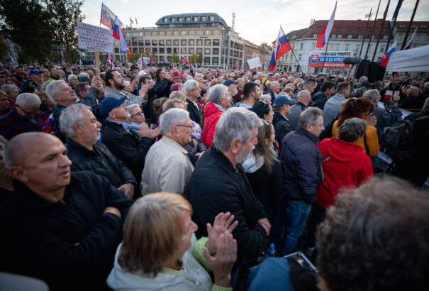 Az elnöki palota előtt tüntetnek Huliak kinevezéséért