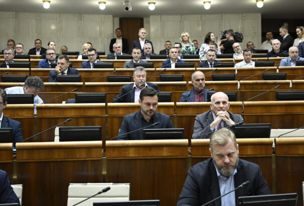 Elkezdődött a parlament alakuló ülése, elsőként Juraj Blanár tette le az esküt