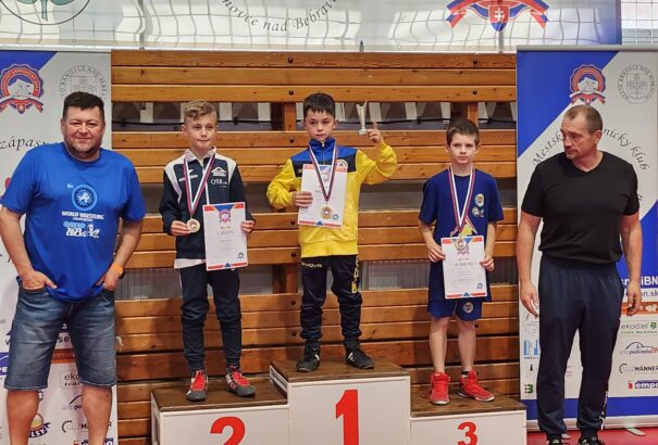 Ismét érmekkel térhettek haza a bősi birkózoklub versenyzői – Képekkel