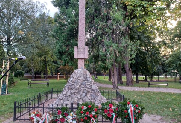 Őszi napfény tette meghitt emlékezéssé nemzeti gyásznapunkat