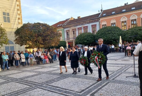 Őszi napfény tette meghitt emlékezéssé nemzeti gyásznapunkat – Képekkel