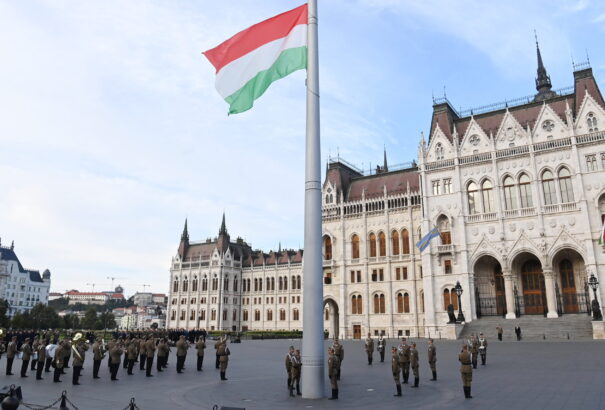 Az aradi vértanúkra emlékezve félárbócra eresztették a nemzeti lobogót a Kossuth téren