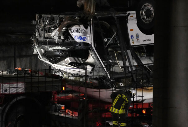 Turistabusz zuhant felüljáróról a vasúti pályára. Több mint húszan életüket vesztették