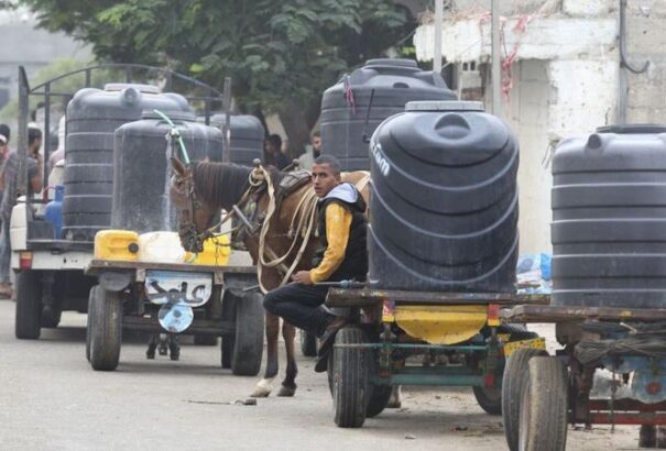 Emberek ezrei törtek be az ENSZ Gázai övezetbeli raktáraiba – búzalisztet és más alapvető szükségleti cikkeket vittek el