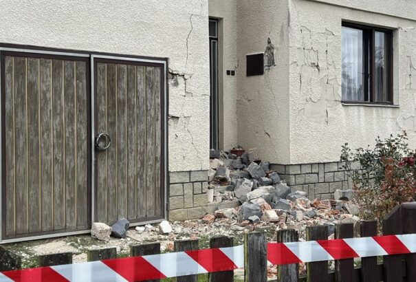 Néhány házat le kell bontani a földrengés miatt Gyapárban, az Ódor-kormány nem tud pénzügyi támogatást nyújtani