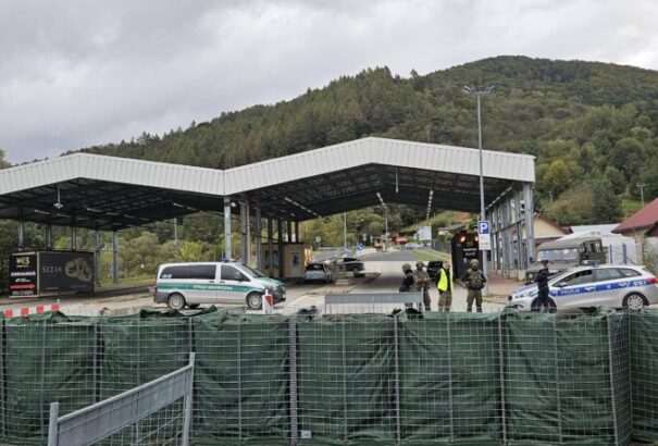 Egy migránsokat szállító kisbusz próbált áttörni Szlovákiából a lengyel határzáron