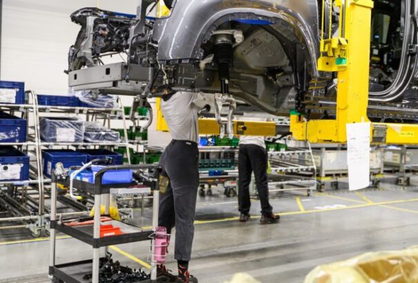 A nyitrai Jaguar Land Rover növeli az alkalmazotti béreket