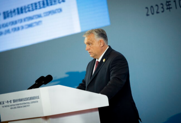 Orbán Viktor Kínában: az összeköttetések és a kölcsönös tisztelet tudja elhozni a béke és a gazdasági fejlődés reményét