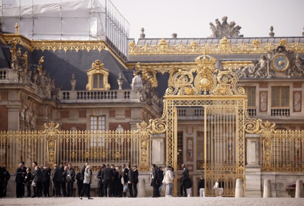 „Mindenkit megtalálunk” – harmadik napja tartanak a bombariadók Franciaországban