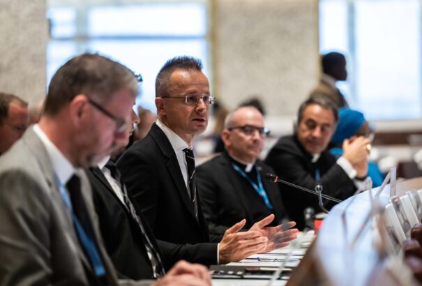 Szijjártó: világos különbséget kell végre tenni menekültek és migránsok között