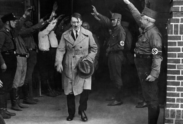 Pakisztáni szenátor: Most már a világ tudja, miért ölte meg Hitler a zsidókat