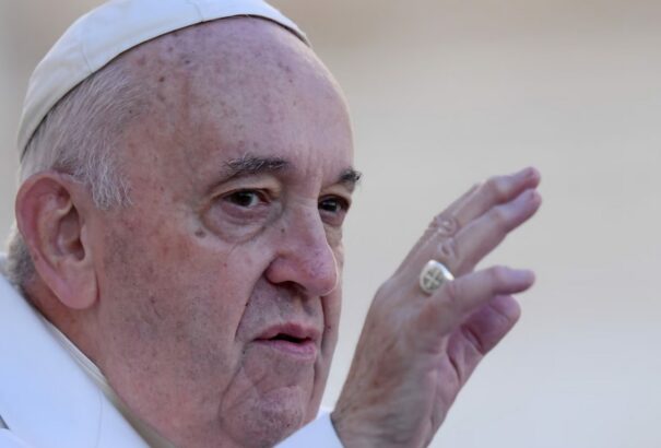 A Vatikán engedélyezi a transzneműek megkeresztelését