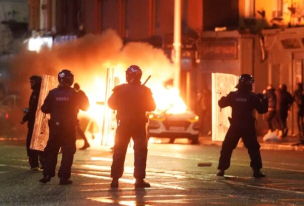 Zavargások törtek ki Dublinban egy késeléses támadás után