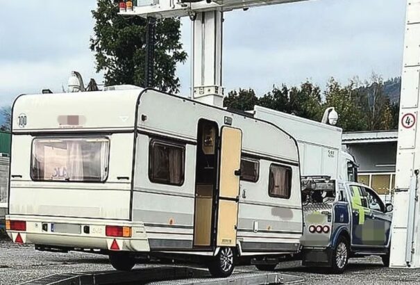 Több tucat Kalasnyikovot találtak az osztrák rendőrök egy lakókocsiban a szlovén határon