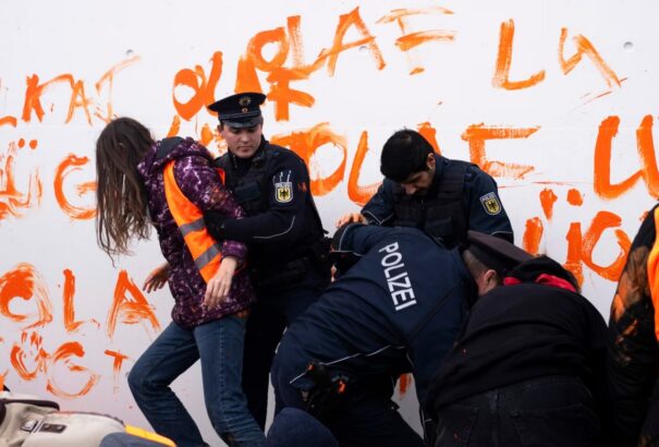 Megtámadták a német kancellári hivatalt a radikális klímavédők