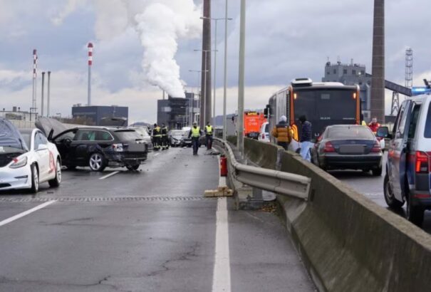Tömegbaleset Ausztriában – 14 autó csúszott egymásba Linznél