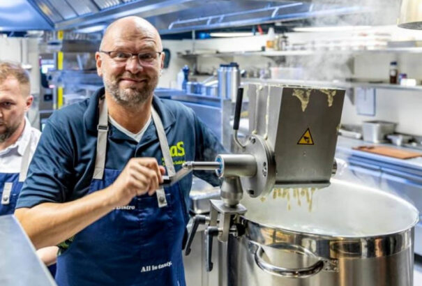 Hivatalos: Sulíkék eurószázezreket szórtak szét Dubajban