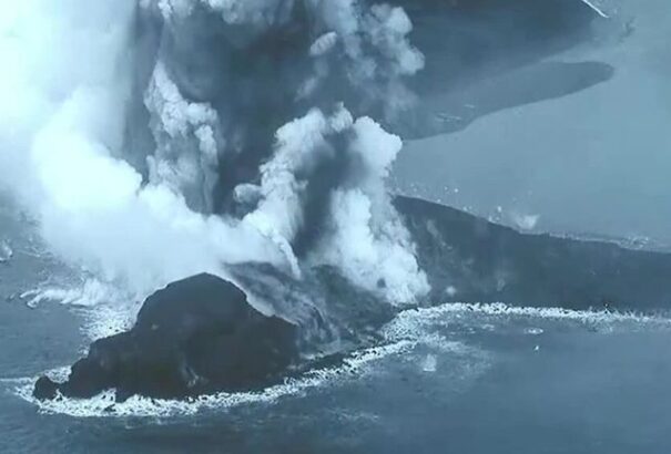 Kitört egy vulkán Tokiótól 150 kilométerre