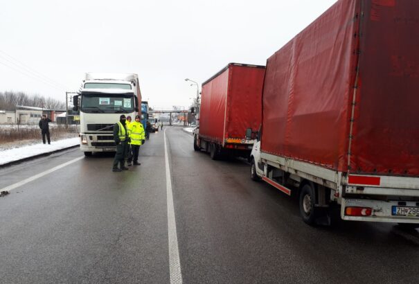 A szlovákiai fuvarozók is blokád alá veszik az ukrán határt – délután lezárják a felsőnémeti határátkelőt