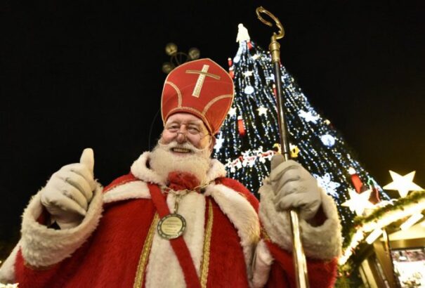 Egy osztrák faluban idén kitiltották a Mikulást az óvodából – problémát jelent a püspöksüvegen látható kereszt