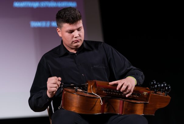 Katona Vajk István tekerőlantjával jutott az ezüstsávba az országos versenyen