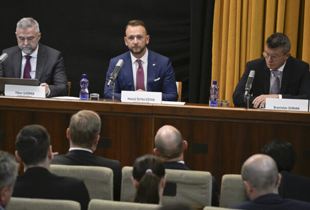 Útilaput kapnak a békepártiakat „orosz kollaboráns putyinistáknak” bélyegző rendőrségi alkalmazottak