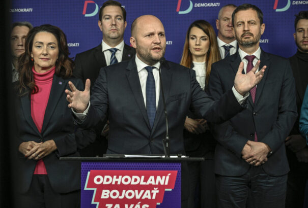 Naď átvenné a csőd szélén táncoló Demokrati vezetését