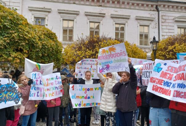 A gyermekjogok betartásáért doboltak a komáromi iskolások – Képgalériával