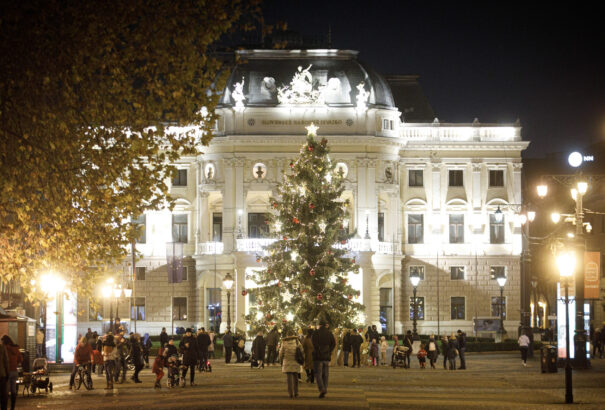 Már áll a karácsonyfa Pozsony Fő terén. Idén „magyar” díszítést kap