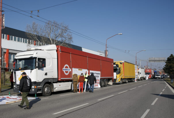 Összefogtak a V4 fuvarozói: Az Ukrajnával szembeni engedélyek újbóli bevezetését követelik az EU-tól