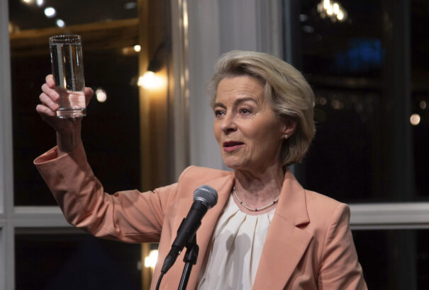 Őrület: A korrupciógyanúba keveredett Pfizer perli Lengyelországot, mert nem vásárolt elég vakcinát