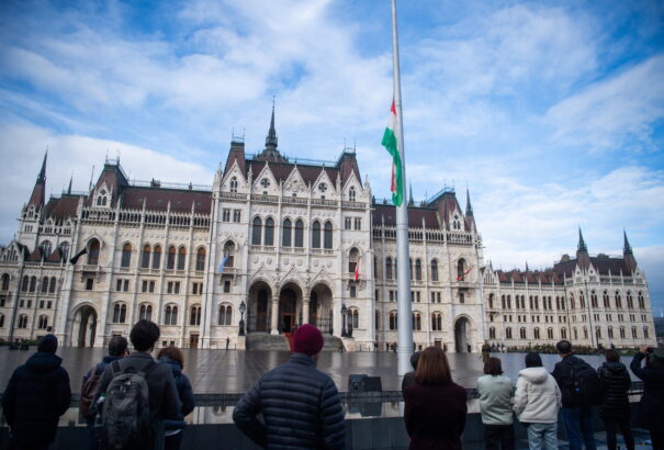 Nemzeti gyásznap Magyarországon – katonai tiszteletadás mellett felvonták, majd félárbócra eresztették a nemzeti lobogót