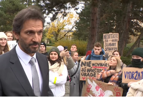 Tiltakozó akció a kormányhivatal előtt – a médiát fenyegető cenzúráról beszélnek