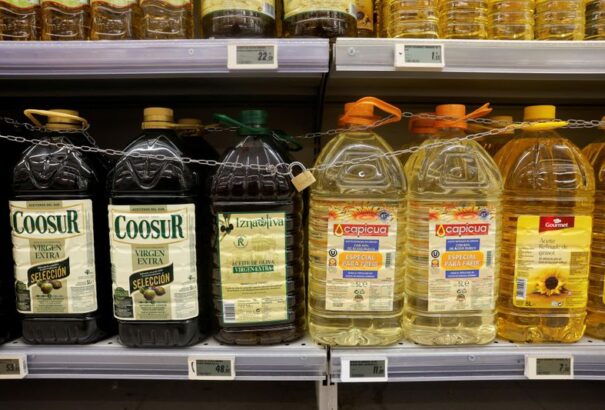 Elszállt az olívaolaj ára Spanyolországban. A boltokban lakattal ellátott fémlánccal védik a palackokat a tolvajoktól