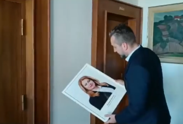 A KDH Ľuboš Blaha leváltását kezdeményezi, mert eltávolította irodájából az EU-s zászlót és az államfő portréját