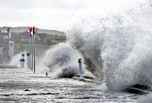 Gyilkos hurrikán szedi áldozatait Nyugat-Európában. Térségünkben is erősödik a szél