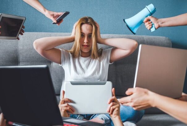 Menesztették a progresszív „álhírvadászokat” a minisztériumokból