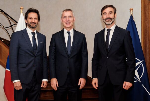 Kaliňák Szlovákia védelmi prioritásairól és az Ukrajnának nyújtott segélyekről tárgyalt a NATO vezetőjével