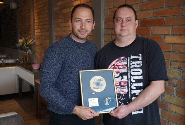 A magyar válogatott szurkolói összefogtak egyik szurkolótársuk megsegítéséért – Krisz Rudi felajánlotta az aranylemezét