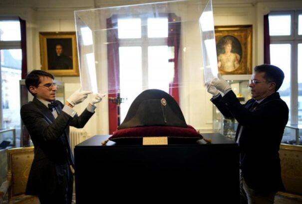 Közel kétmillió euróért árverezték el Napóleon kalapját