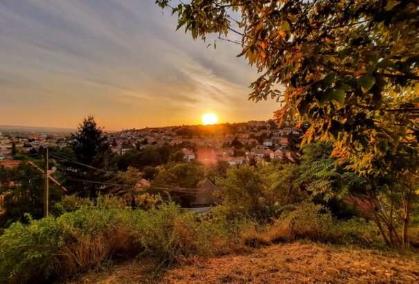 Az ország nagy részén marad a napos idő, keleten azonban borult, esős idő lesz